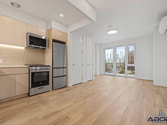 2nd image of 558 Sackett St #5A