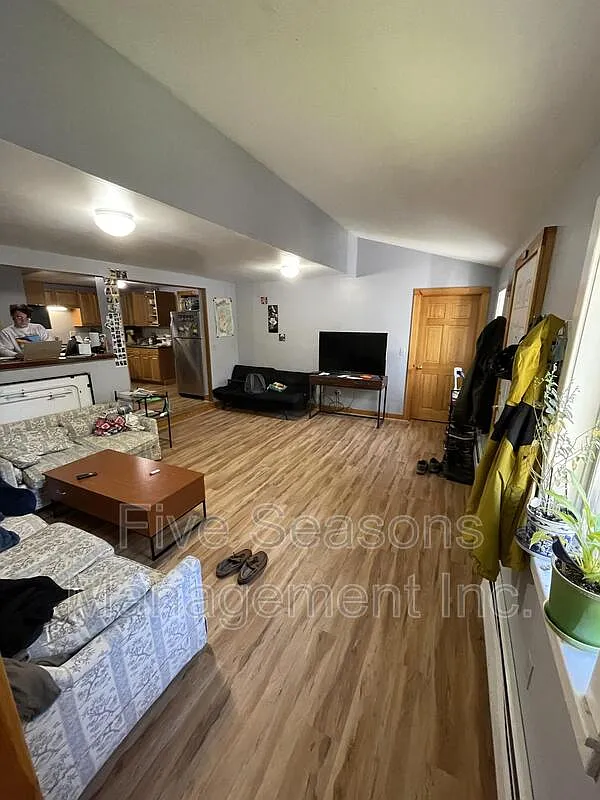 4 bed, 1.0 bath, 1200 sqft, $4,100 — Photo 2