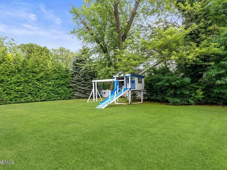 250 Alpern Ave — Photo 13
