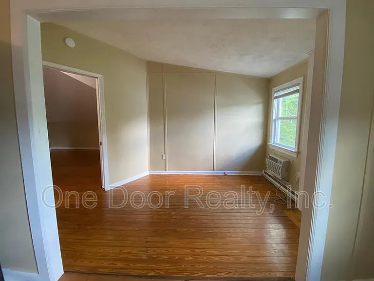1107B Richmond Rd — Photo 9