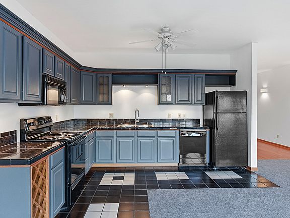 5th image of 944 Summit Ave APT 1