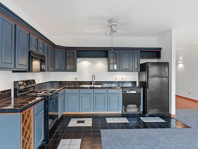 944 Summit Ave #1 — Photo 5