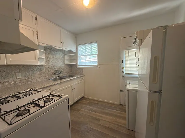 3300 Robinson Ave — Photo 4