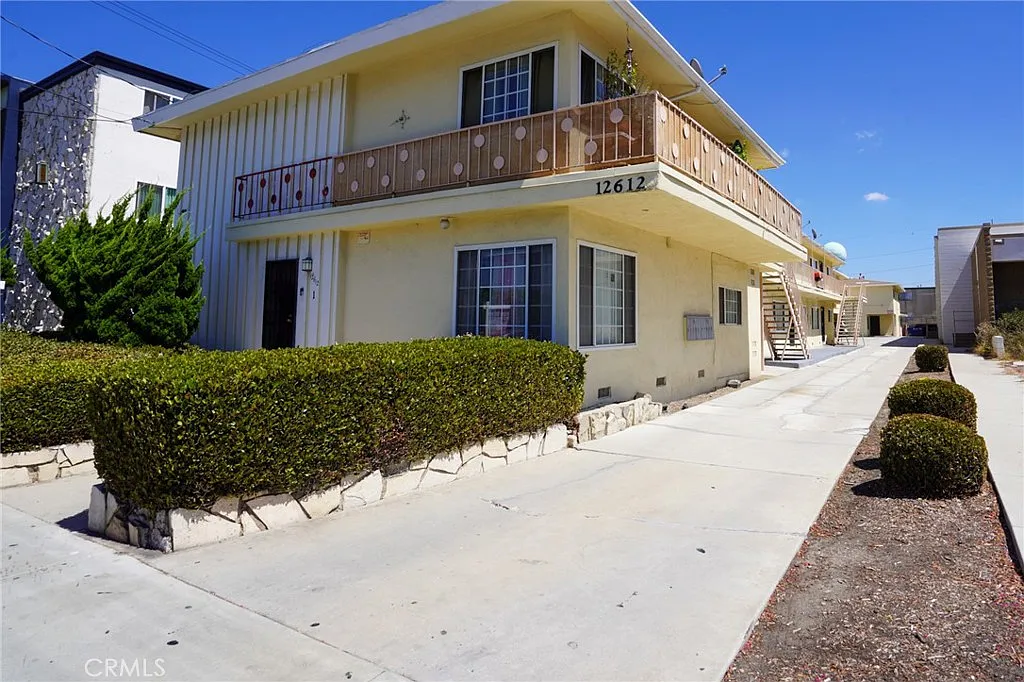 2 bed, 850 sqft, $2,400 — Photo 1