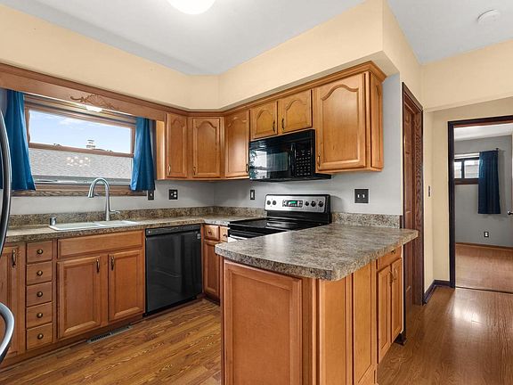 5th image of 627 Blake AVENUE