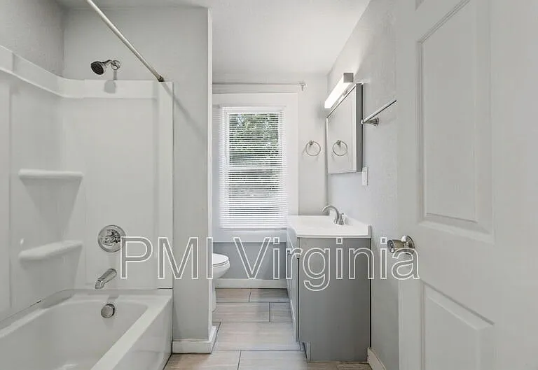 1035 W 36th St — Photo 16