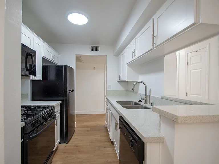 11035 Otsego St — Photo 21
