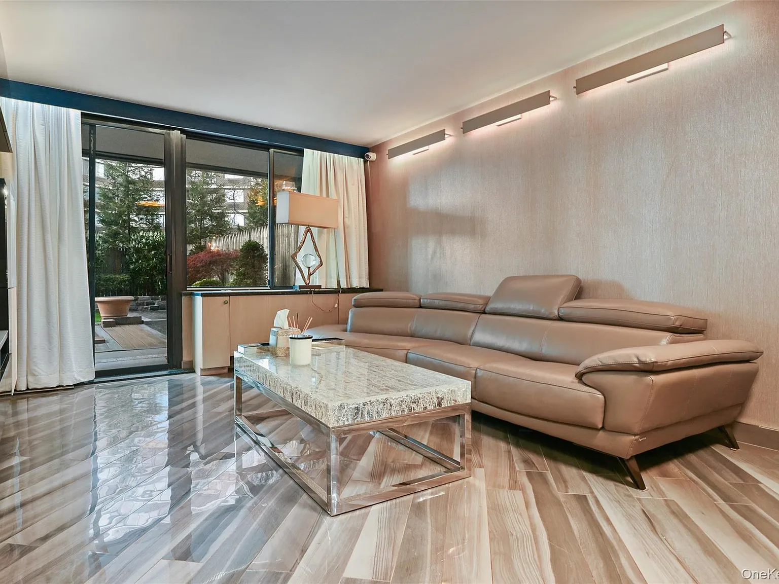 2 bed, 1.0 bath, 1200 sqft, $4,299 — Photo 4