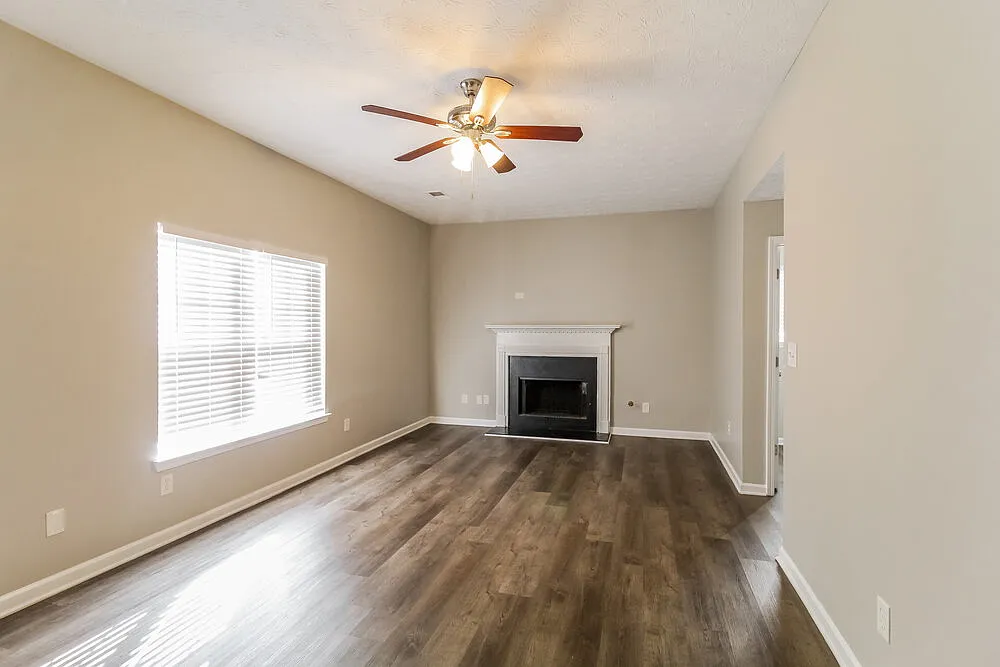 3 bed, 2.5 bath, 2084 sqft, $2,330 — Photo 4
