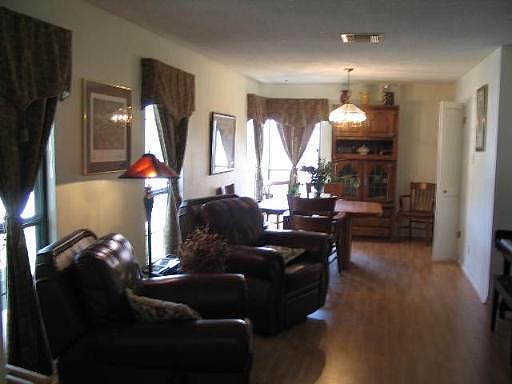 4th image of 1944 CREEK HOLLOW DR