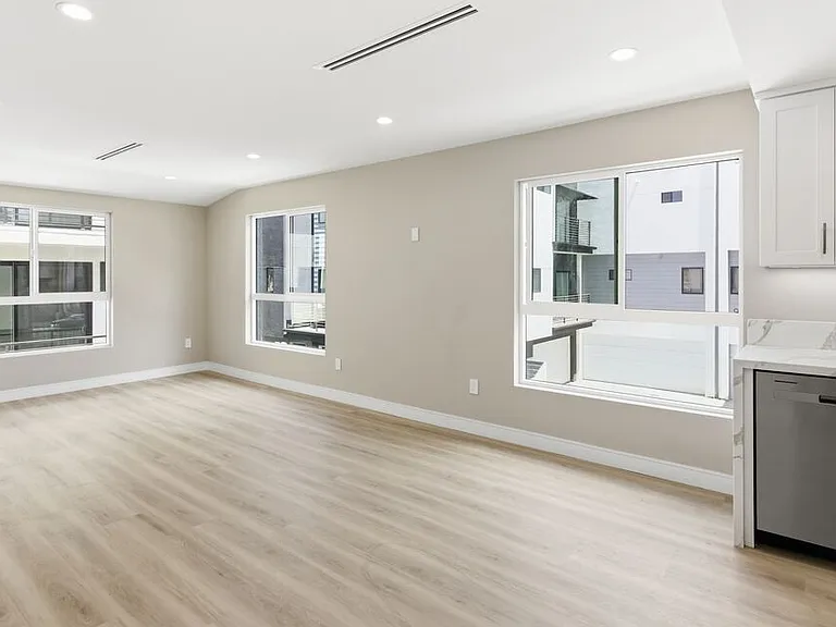 225 N Burlington Ave — Photo 3