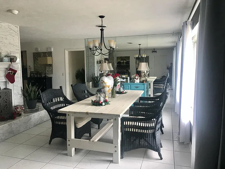 Front room/dining
