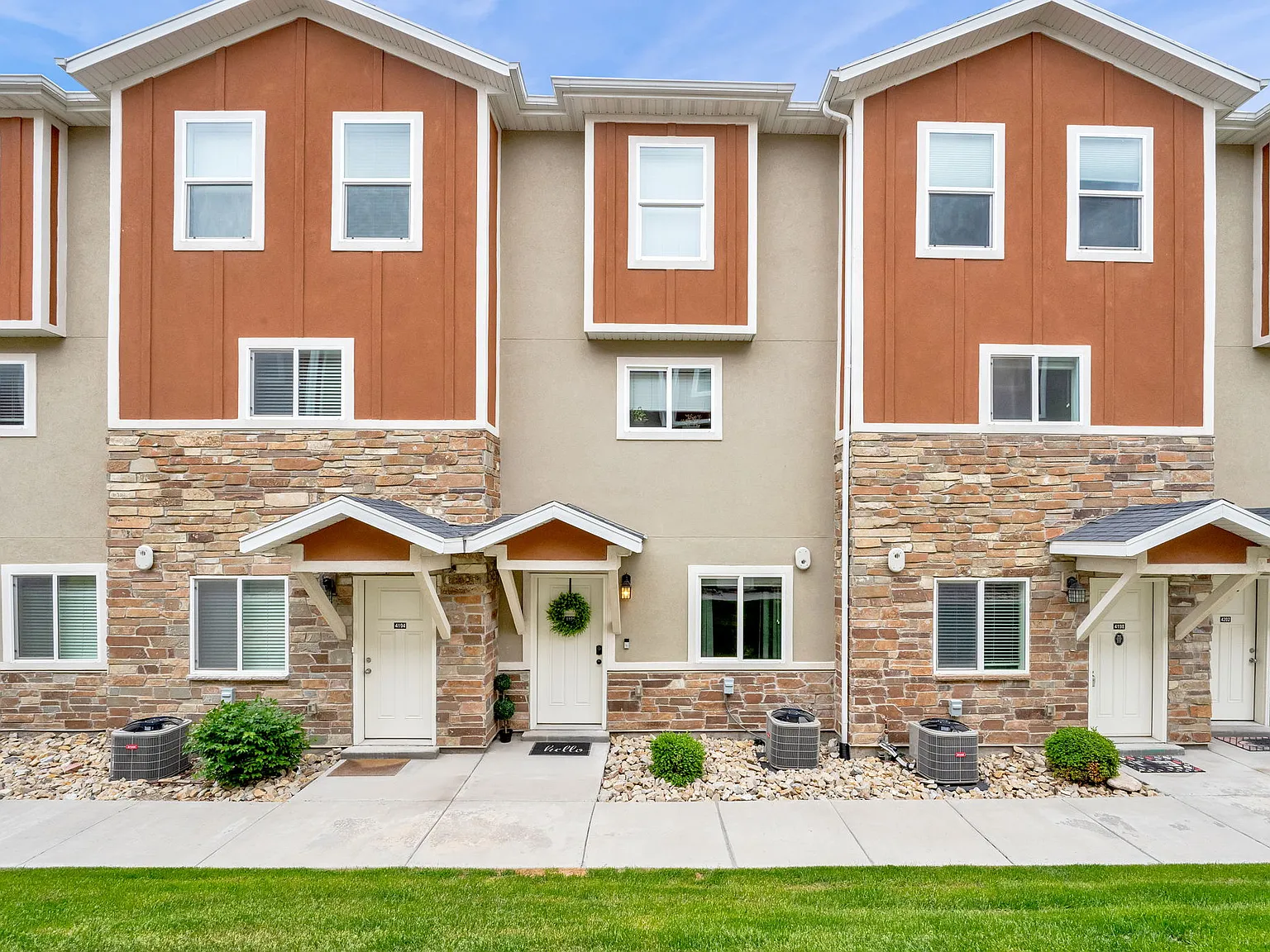 3 bed, 2.5 bath, 1732 sqft, $2,200 — Photo 2