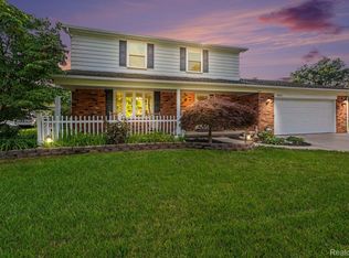 9490 Steep Hollow Dr, White Lake, MI 48386