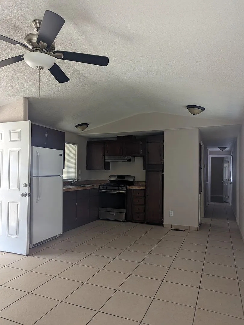 2 Bedroom, 1 Bath Mobile Home in Bullhead City — Photo 3