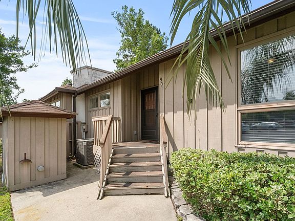 2nd image of 901 Colony Dr. #901