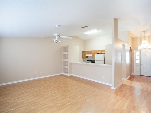 4th image of 656 Villa Ct