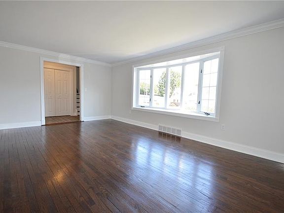 5th image of 238 Greenwood Dr