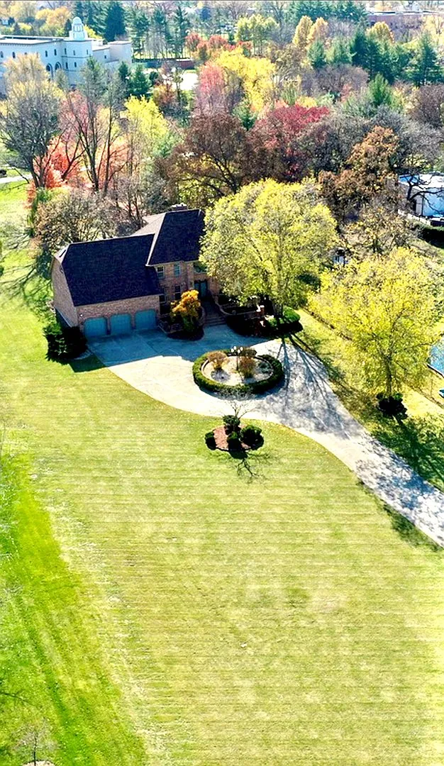 16W451 Hillside Ln photo 1