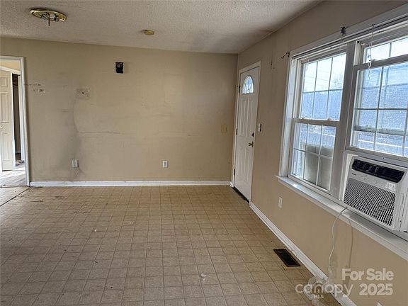4th image of 410 W Davidson Ave