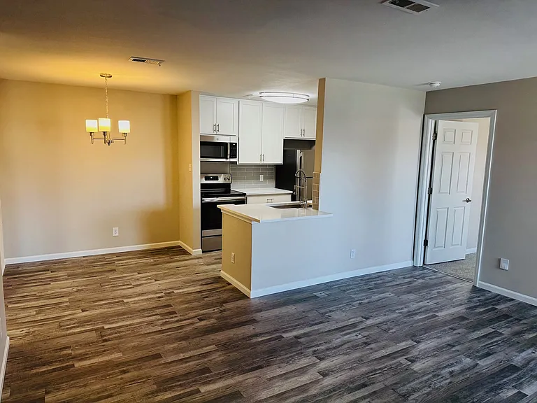 Remington Apartments — Photo 8