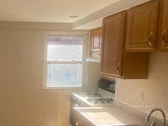 3rd image of 6100 W Oxford St #2