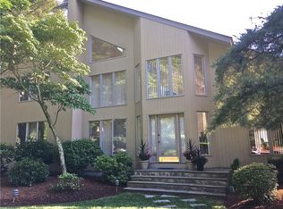 2 Cavalier Dr, East Greenwich, RI 02818