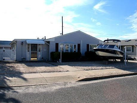 The correct picture of 105 Ocean Bay Blvd.