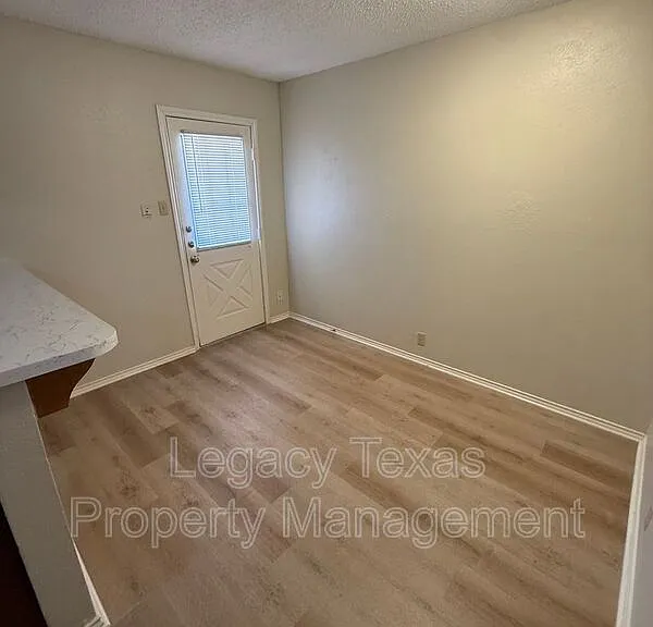 1118 N Nolan River Rd #A — Photo 4