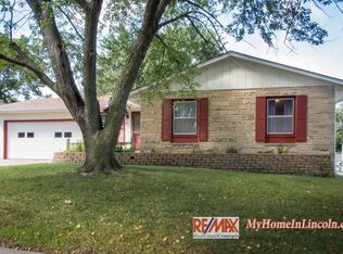 5851 Queens Dr, Lincoln, NE 68516