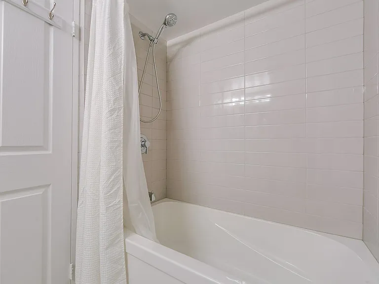 942 Yonge St #804 — Photo 6