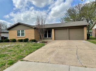 1013 Billie Ruth Ln, Hurst, TX 76053