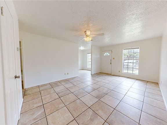 3rd image of 809 Llano Pl