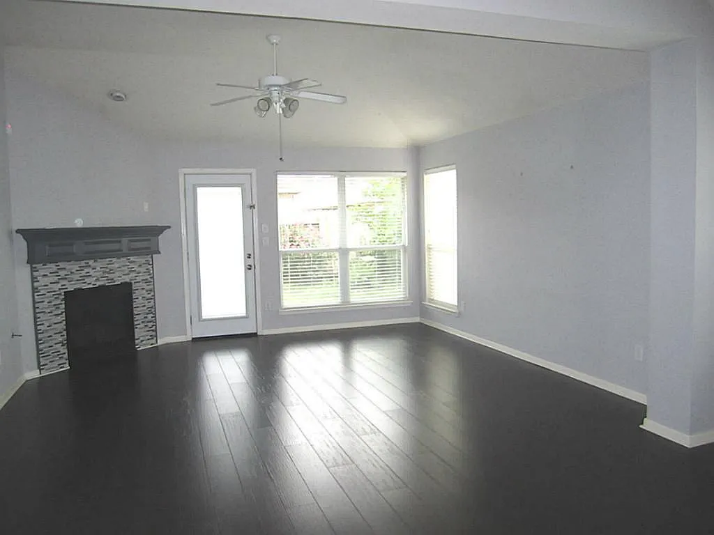 3 bed, 2.0 bath, 1963 sqft, $1,995 — Photo 4