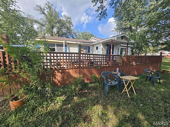3rd image of 303 W Reid St