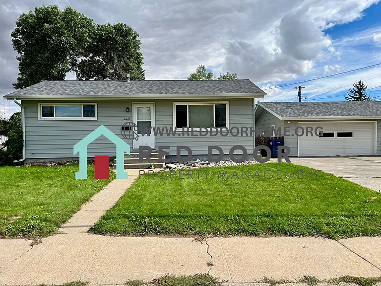 2213 4th St NE — Photo 1