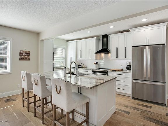 2nd image of 609 Patricia Ln