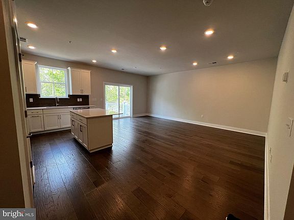 3rd image of 327 Foundry St