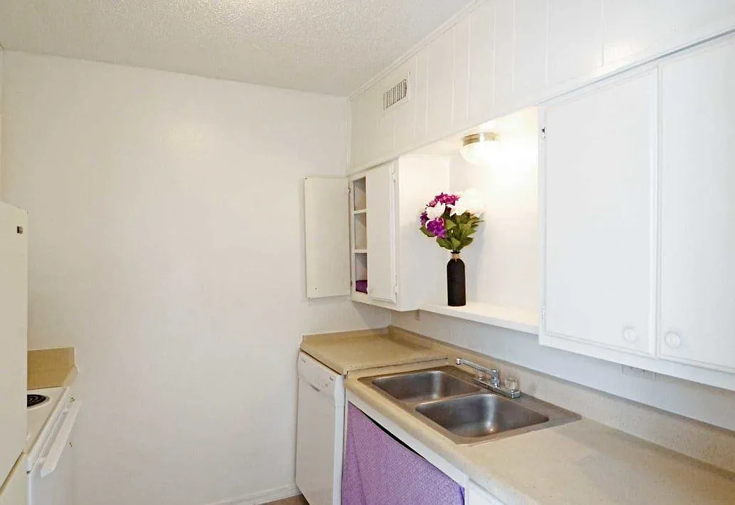 Sandpiper Apartments — Photo 2