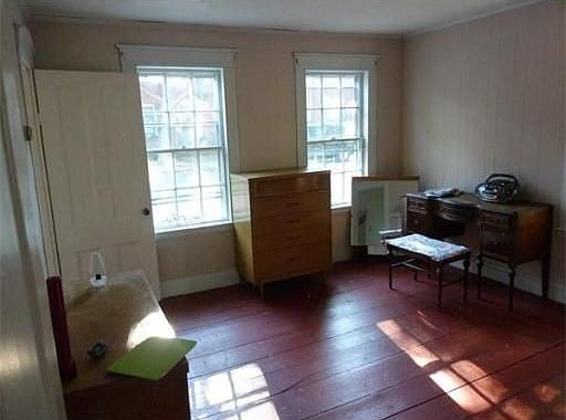 4th image of 22 Munroe St