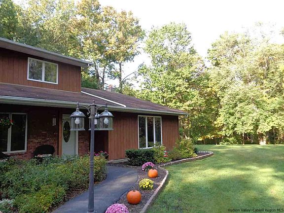 3rd image of 19 Michelle Dr