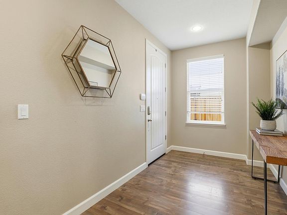 4th image of 221 Cilantro Ct