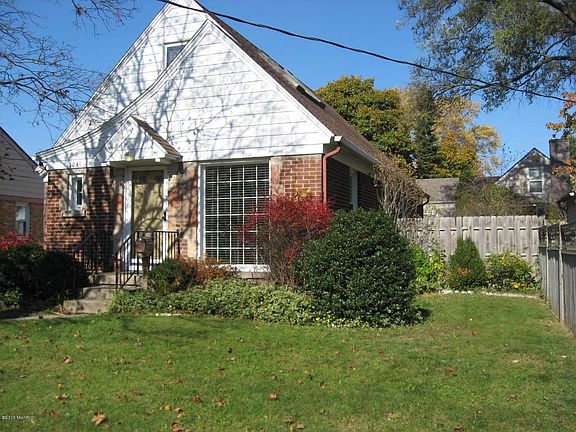 3rd image of 1039 Walsh St SE