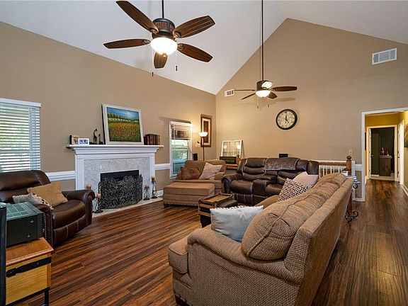 4th image of 8 Durey Ct