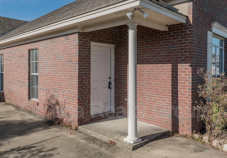 521 McGregor Ct — Photo 4