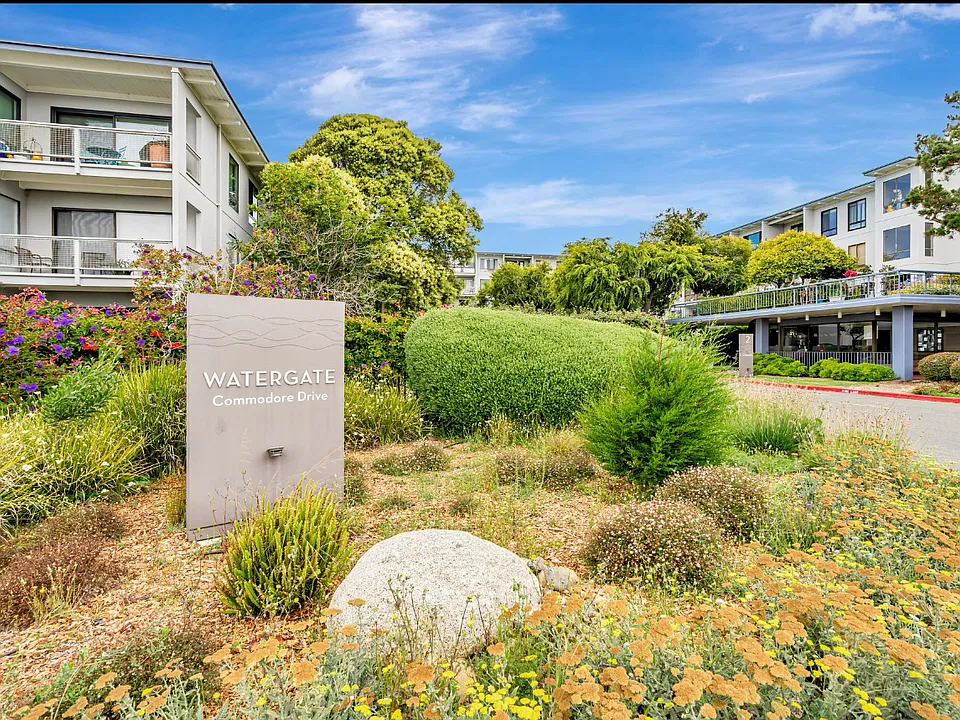 4 Commodore Dr