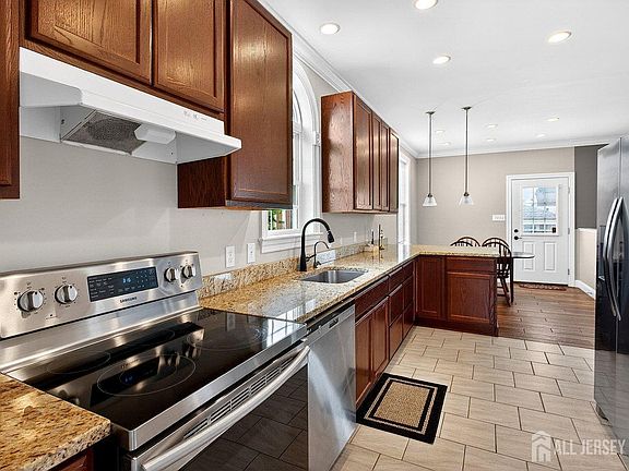5th image of 120 S Rosewell St