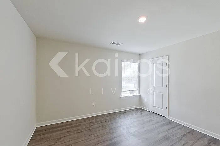 1103 Freedom Pkwy — Photo 13