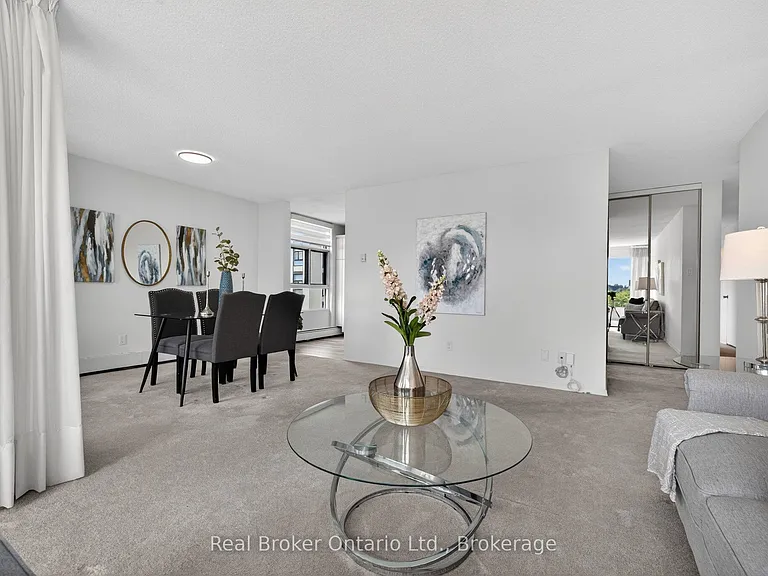 23 Woodlawn Rd E #811 — Photo 8