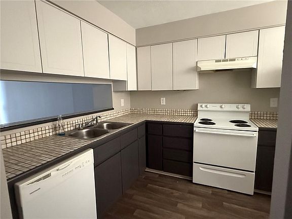 2nd image of 2 Blueberry Hill St